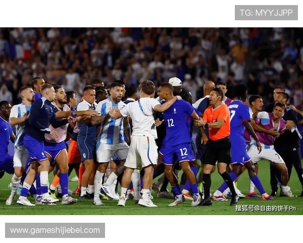 世界杯球迷的疯狂行为对比赛氛围的影响：激情与失控的边界在哪里